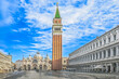 Markusplatz mit dem Markusdom und dem Markusturm in Venedig in Italien