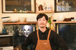 © 茂輝 田代 - バルの飲食店の男性