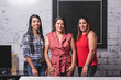 © STOCKEROcr - Retrato horizontal tres mujeres latinas profesionales viendo a cámara