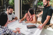 © STOCKEROcr - Grupo de personas empresarios analizando planos de construcción de un proyecto