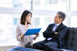 © maroke - 社長室で打ち合わせをする社長と秘書