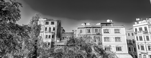 Sticker - ISTANBUL, TURKEY - OCTOBER 22, 2014: Colorful buildings of Istanbul on a sunny day.