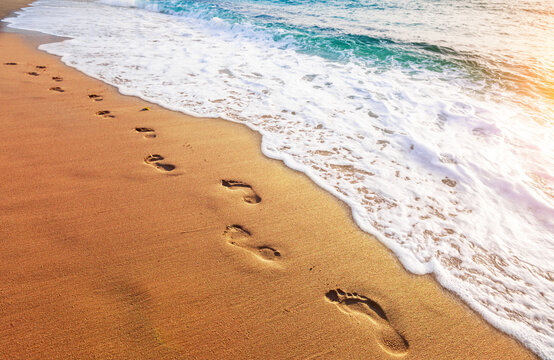 Fototapete - footprints on  tropical beach and beautiful  wave