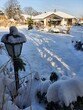 Dom parterowy w zimowym ogrodzie pełnym białego śniegu