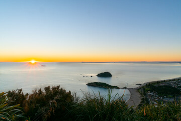 Poster - Sunrises and lights up sea from horizon