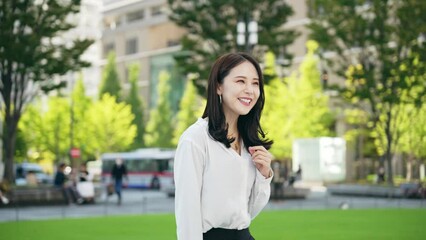 Poster - 待ち合わせする女性