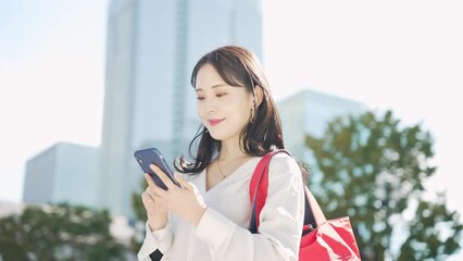 Poster - 屋外でスマホを使う女性