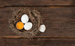 Świeże jajka od kur z wolnego wybiegu w gnieździe na rustykalnym tle deski