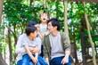 © maroke - 森で自然観察をするファミリー
