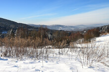 Panorama Górskiej Doliny W Zimowy Słoneczny Dzień.