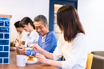 Poster - レストランのカウンター席でご飯を食べる人々