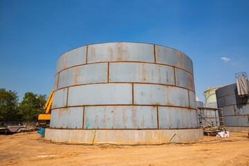 Constuction of an oil derrick crane, big oil tanks