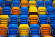 Krzesełka na trybunach na stadionie piłkarskim