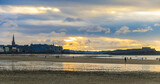 Fototapeta  - Coucher de soleil sur la plage de Saint-Malo et la cathédrale