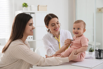 Canvas Print - Mother with her cute baby visiting pediatrician in clinic