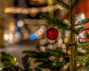 Canvas Print - A closeup shot of the Christmas tree toy ball and the beautiful bokeh lights