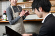 © koumaru - カフェ（飲食店）で働くアジア人の女性の店員（注文・オーダー）
