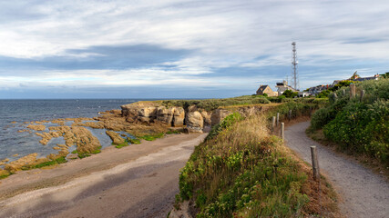 Canvas Print - Coastal path near Piriac village in Brittany