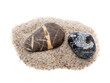 Steine isoliert mit Sand auf weißen Hintergrund