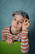 portret młodego chłopaka w czapce