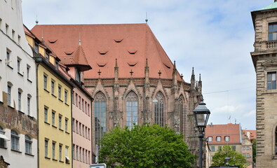 Wall Mural - Historische Kirche in der Altstadt von Nürnberg, Franken, Bayern