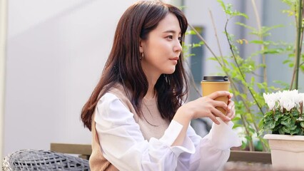 Leinwandbilder - カフェで会話する女性