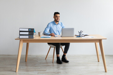 Aufkleber - Arab man using laptop sitting at desk in office