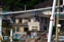 港に停泊中の漁船の漁り火用電球の画像。 Close Up Photography Of A Night Fishing Light Bulb Set On A Japanese Fishing Vessel, Settled In The Base Port.