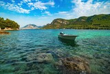 Fototapeta Na ścianę - Wybrzeże i morze Chorwacji z kamienną plażą i niebieskim niebem z białymi chmurami