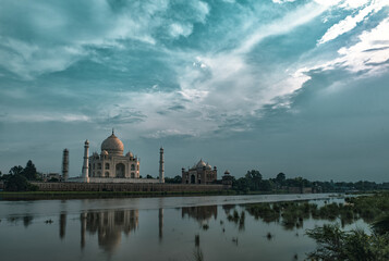 Canvas Print - The ivory-marble mausoleum of the Taj Mahal and the Yamuna River in Agra, India