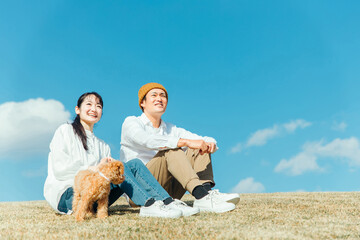 Poster - 愛犬と遊ぶ男女
