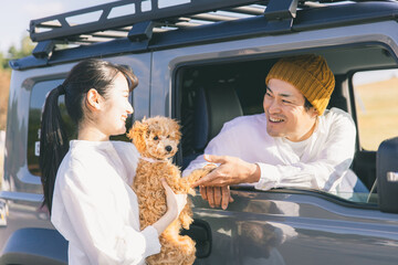 Poster - 車でお出かけする犬と男女（車内）
