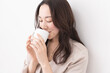 © lielos - 飲み物を飲む女性