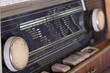 altes verstaubtes , defektes Röhrenradio mit Skala, Regler und Taster