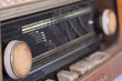 altes verstaubtes , defektes Röhrenradio mit Skala, Regler und Taster
