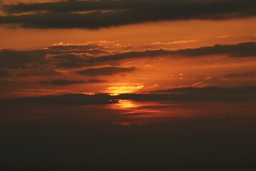 Poster - The sight of the sunrise, the silhouette of the sunrise and the brilliance of the sea surface. 