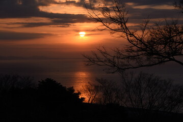 Poster - The sight of the sunrise, the silhouette of the sunrise and the brilliance of the sea surface. 