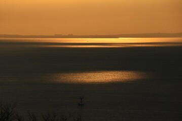 Poster - The sight of the sunrise, the silhouette of the sunrise and the brilliance of the sea surface. 