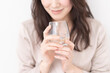 © lielos - 水を飲む女性