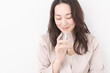 © lielos - 水を飲む女性
