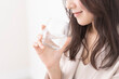 © lielos - 水を飲む女性