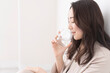 © lielos - 水を飲む女性