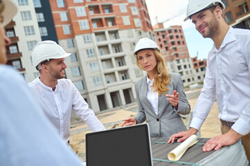 Poster - Elegant woman supervisor having a conversation with builders