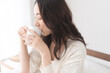 © lielos - 飲み物を飲む女性