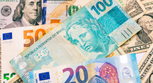 Real, Dólar E Euro. Cédulas Bancárias Em Fotografia Macro. Conceito De Câmbio, Negócios Internacionais E Economia Brasileira.
