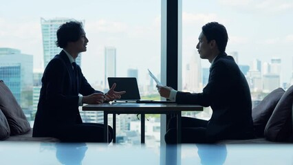 Aufkleber - オフィスで会話するビジネスマン