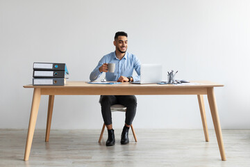 Aufkleber - Arab man using laptop sitting at desk in office