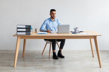 Aufkleber - Arab man using laptop sitting at desk in office