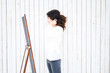 © maroke - ヘアスタイルのセットをする若い女性