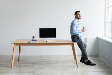 Aufkleber - Arab Worker Showing Laptop With Black Empty Screen, Mockup